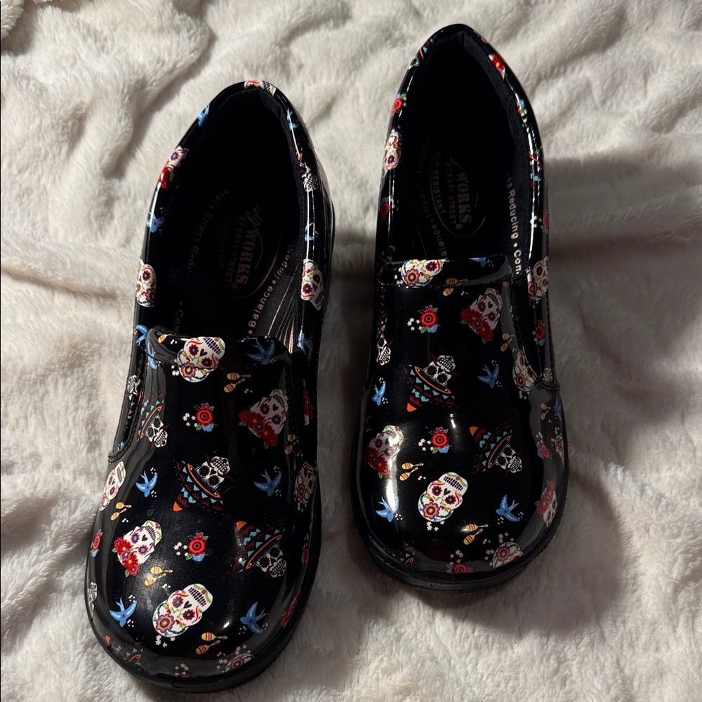 Women's Black Skull Print Clogs